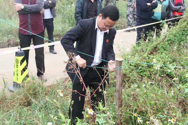 执行法官在系绳连线