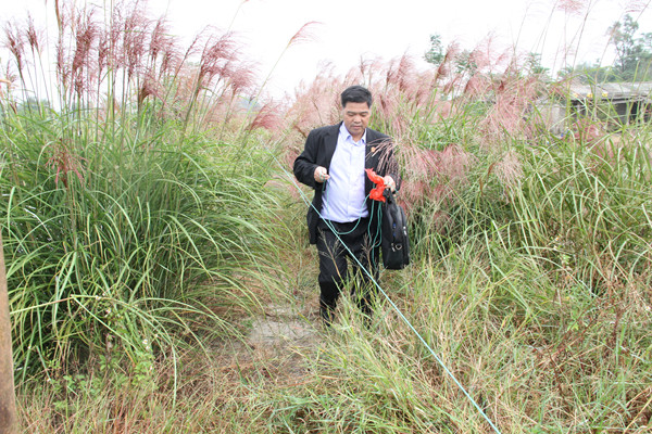 执行法官在系绳连线