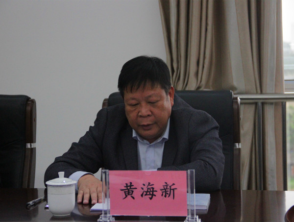 钦南区委政法委副书记黄海新向中院提工作改进建议