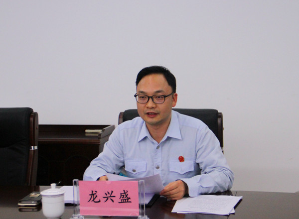 钦州市中级人民法院院长助理龙兴盛对钦南区法院工作提出要求