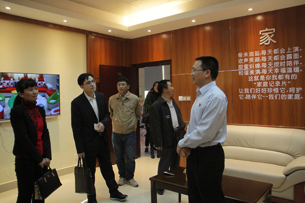 钦南区法院党组书记、院长何显锋讲解“情感隔离墙”的重要作用