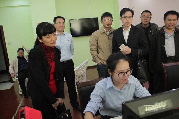 工作人员展示该院自主研发的法制游戏