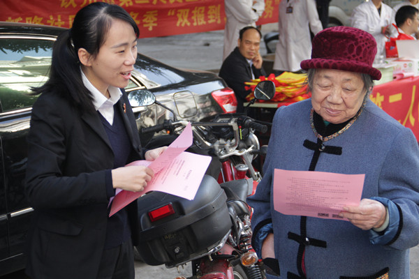干警为群众发放宪法宣传资料